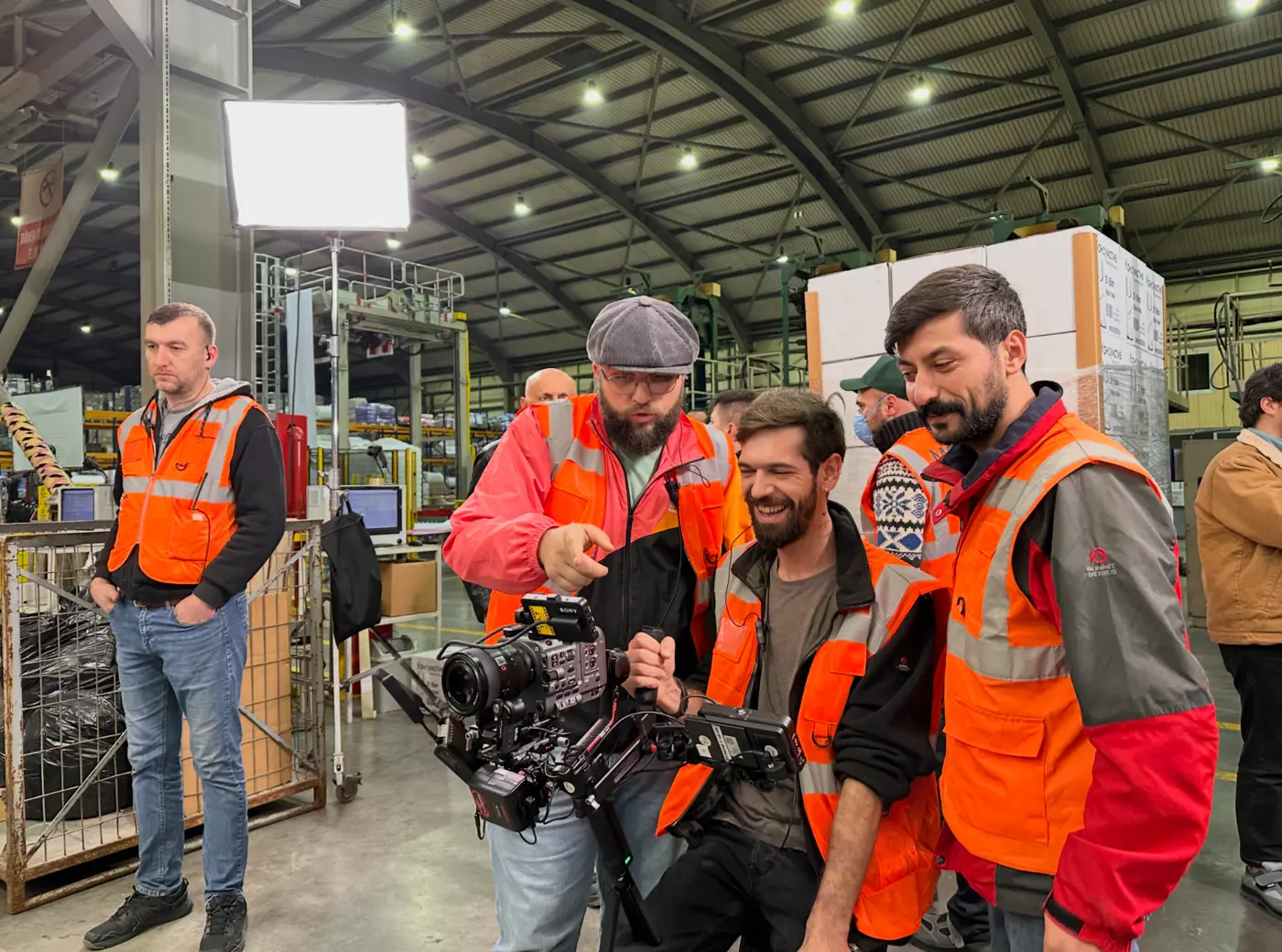Fabrika çekiminde Sony FX6 kamera ve gimbal hazırlığı yapan Time Flow Creative ekibi