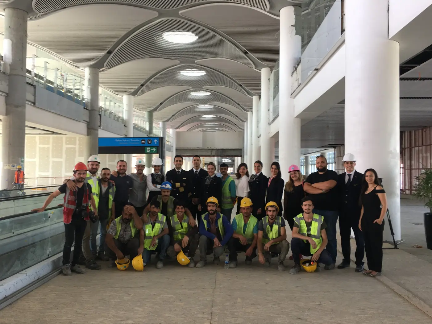İstanbul Havalimanı belgeseli çekimlerinde terminalde bir araya gelen ekip