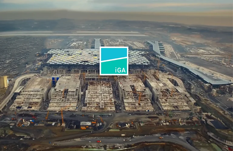İstanbul Havalimanı terminalinin inşaat aşamasındaki görüntüsü ve İGA logosu