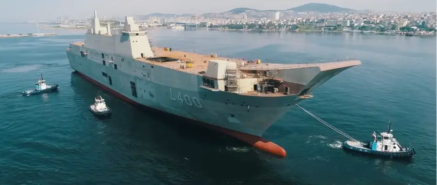 L400 gemisinin denizde römorkörlerle birlikte havadan görüntüsü