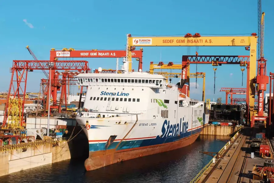 Sedef Tersanesi havuzunda Stena Line gemisi ve vinçler